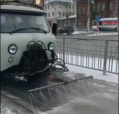 Спецтехника поливала водой тротуары в -10 в Новосибирске