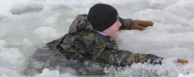 Спасатели МЧС предостерегают сибиряков об опасности выхода на тонкий лёд