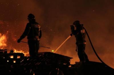 Пожарные ликвидировали крупное возгорание в бывшей гостинице в Саратове