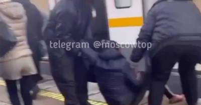В Москве охранники вынесли пьяную пассажирку из электрички и оставили на перроне