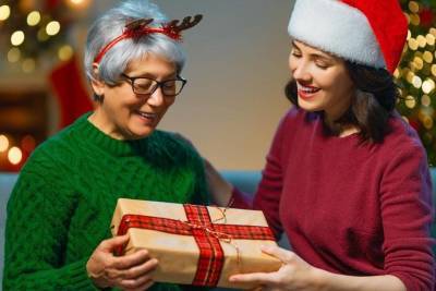 Готовимся к Новому году: 16 подарков для бабушек и дедушек