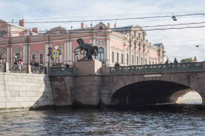 Утеплившие варежками скульптуры на Аничковом мосту горожане отделались выговором