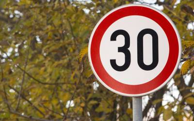 До 30 км/ч — в городах начали снижать скорость