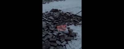 В Кемерове рабочие разобрали тротуар возле новой школы из-за невыплаты зарплаты