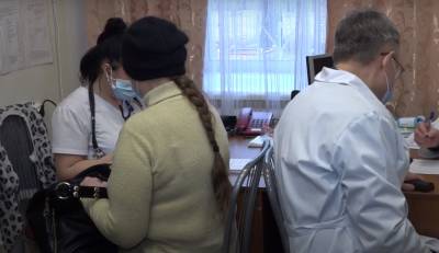 "Шевелился под кожей": из глаза украинки достали 9-сантиметрового паразита, фото