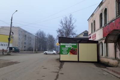 В Вышнем Волочке Тверской области знак главная дорога повесили прямо на ларёк