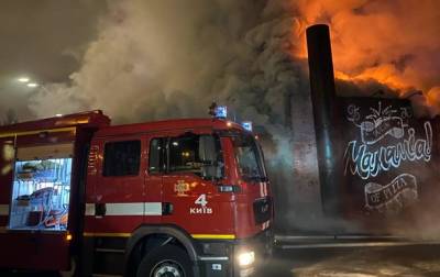 В Киеве три часа тушили пожар в пиццерии