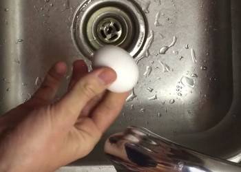 Как очистить вареное яйцо от скорлупы за 3 секунды, не повредив белок?