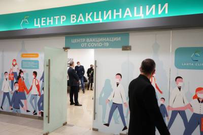 Петербуржцев призвали делать прививки в поликлиниках, а не в ТЦ