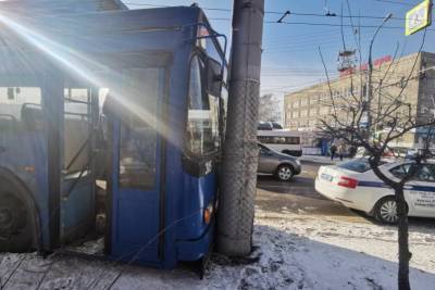В Иркутске троллейбус врезался в световую опору, пострадали две девочки