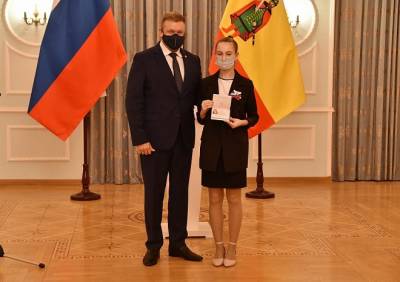 Губернатор Любимов вручил паспорта лучшим школьникам Рязанской области