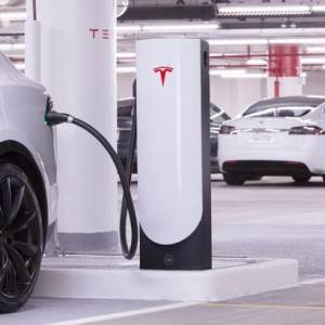 Tesla показала универсальную зарядку для всех электрокаров