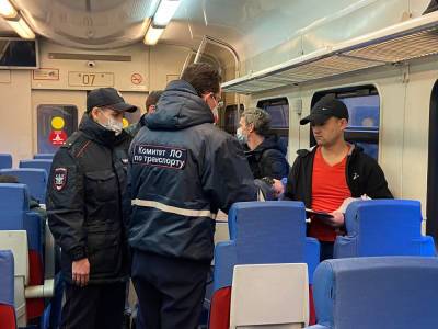 «Масочный режим» проверили на вокзале в Гатчине и в пригородных поездах