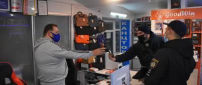 В Краматорске полиция проверяла наличие COVID-сертификатов в магазинах и кафе