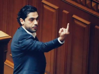 Лерос показал средний палец Ермаку во время выступления в парламенте