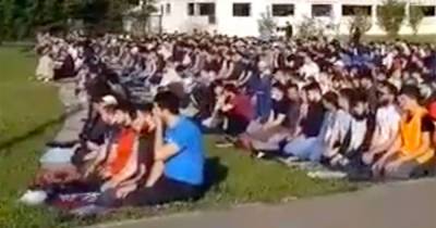 Мигранты вышли молиться на улицы Москвы и попросили о строительстве мечети