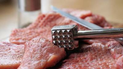 Витамины и белок: диетолог рассказал, кому полезно есть красное мясо