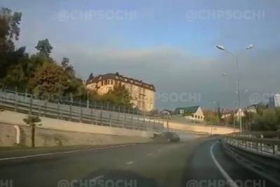 Иномарка влетела в стену в Сочи