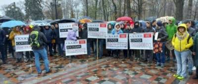 На митингах антивакцинаторов в Украине и Молдове заметили общую деталь: фотофакт