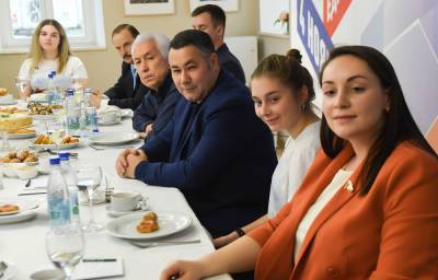 В День народного единства губернатор Игорь Руденя встретился с представителями волонтерского движения Верхневолжья