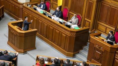 Украинский депутат показал неприличный знак Зеленскому и Ермаку