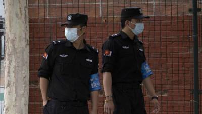 GT: в Китае усилили патрулирование на границе из-за вспышек COVID-19