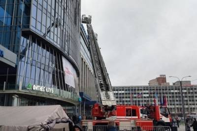 Новгородские пожарные на скорость взберутся на высотку в Петербурге