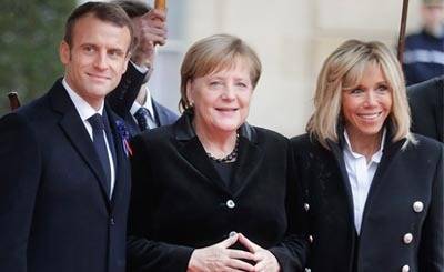 Меркель встретили во Франции аплодисментами