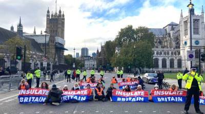 Экоактивисты перекрыли движение в центре Лондона, приклеив себя к асфальту
