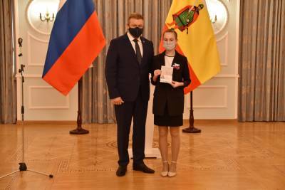 Губернатор Николай Любимов вручил паспорта лучшим школьникам Рязанской области