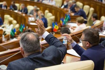 Власть Молдавии не отвечает за кризис и освоение бюджета, решил парламент