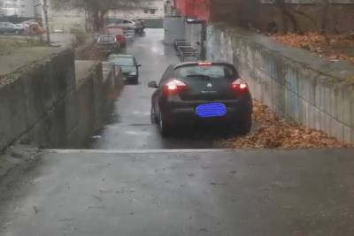 Полиция проверит видео с ехавшей по ступеням машиной в Рязани