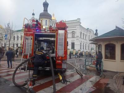 Спасатели сообщили, что потушили пожар в Киево-Печерской лавре. Пострадали три человека