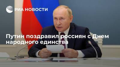 Путин из Севастополя поздравил россиян с Днем народного единства