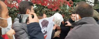 В Стамбуле протестующие граждане надели пакет на голову моряку ВМС США