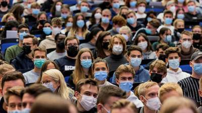 "Эпидемия непривитых": Европу захлестнула новая волна коронавируса