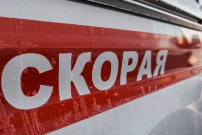 На севере Астрахани «Ягуар» врезался в столб, водитель попал в больницу