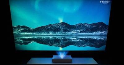 Телевизоры не нужны: Xiaomi представила первый в мире "умный" проектор с Dolby Vision