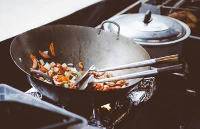Как почистить посуду от нагара и жира: секреты опытных хозяек