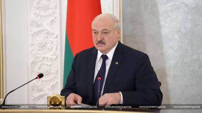 Лукашенко пожаловался, что Путин не пригласил его в Крым