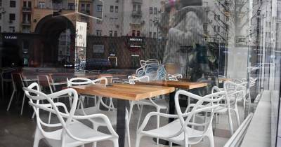 Выручка московских ресторанов упала в два раза