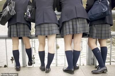 Учащихся младших классов школы попросили прийти на занятия в юбках