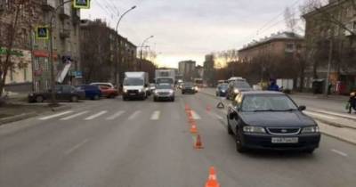 На пешеходном переходе в Новосибирске автомобиль сбил маму с дочкой (1 фото + 1 видео)