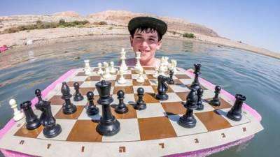 Впервые: в воде Мертвого моря пройдет турнир по быстрым шахматам