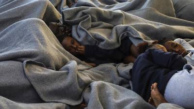 800 спасённых мигрантов направляются к Лампедузе