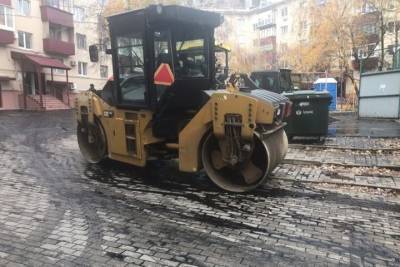 В Курске пообещали отчистить тротуарную плитку, залитую смолой