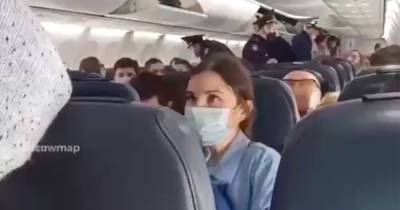 На рейсе Москва-Сочи задержали пассажира без маски