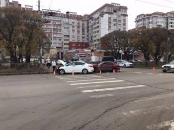 Два автомобиля после ДТП на Ленинградской едва не влетели в пешеходов