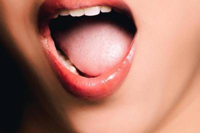 Пятна на языке и охриплость: названы симптомы рака ротовой полости