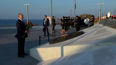 Путин в Севастополе возложил цветы к памятнику Примирения, который посвящен Гражданской войне